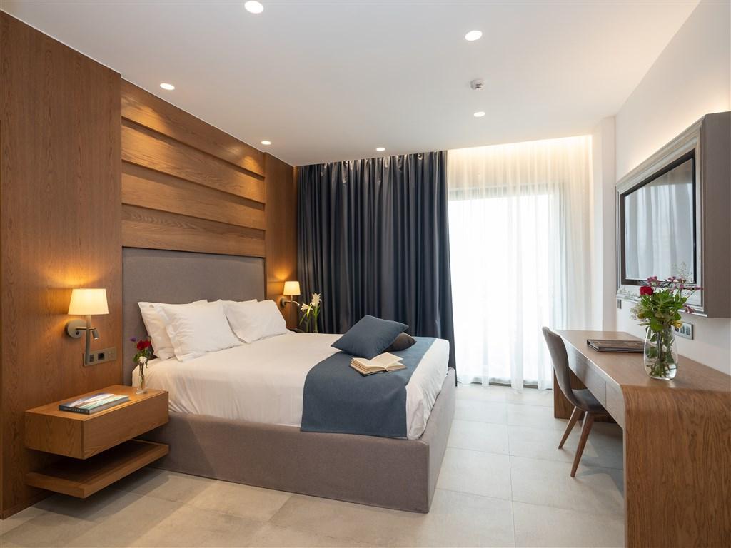 ROYAL FAMILY SUITE WATER FRONT MASTER BEDROOM.jpg