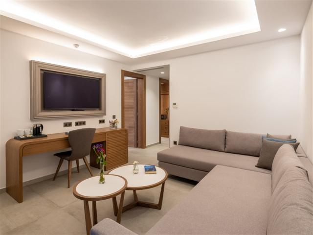 ROYAL FAMILY SUITE WATER FRONT 2ND BEDROOM.jpg