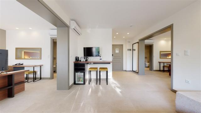 acrote-executive-grand-suite-12.jpg
