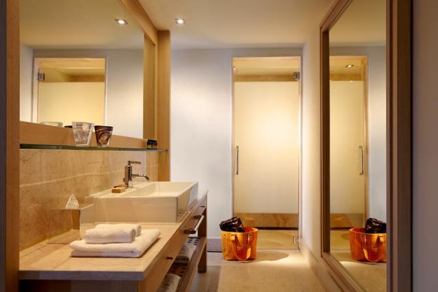 DC_Villa_Bathroom_01.jpg