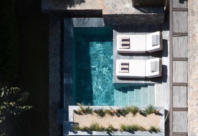DC_TC_Suite_Junior_Pool_Terrace_Sunbeds_01.jpg