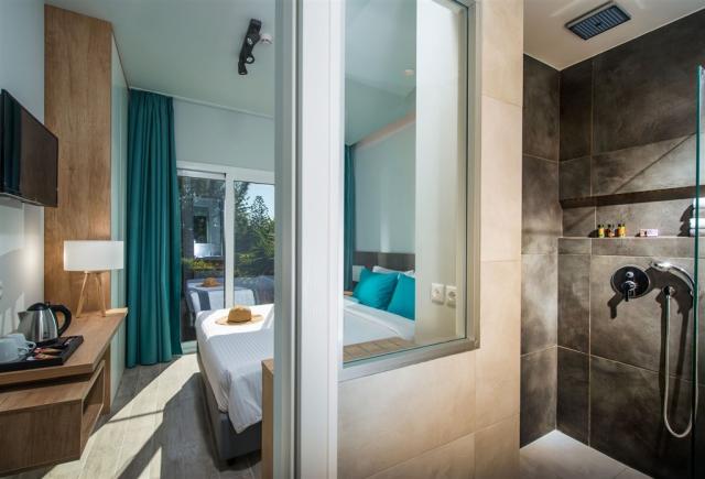 dbl_stand_shower-lifestyle-beach-resort.jpg