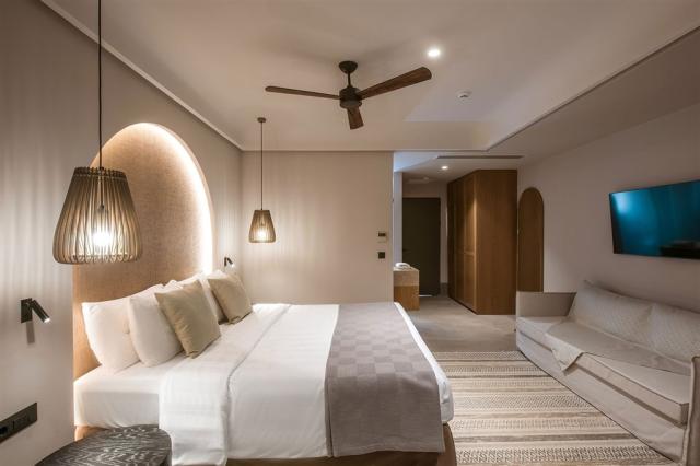 paralos-venus-suites-junior-suite-sea-view-private-pool-3.jpg