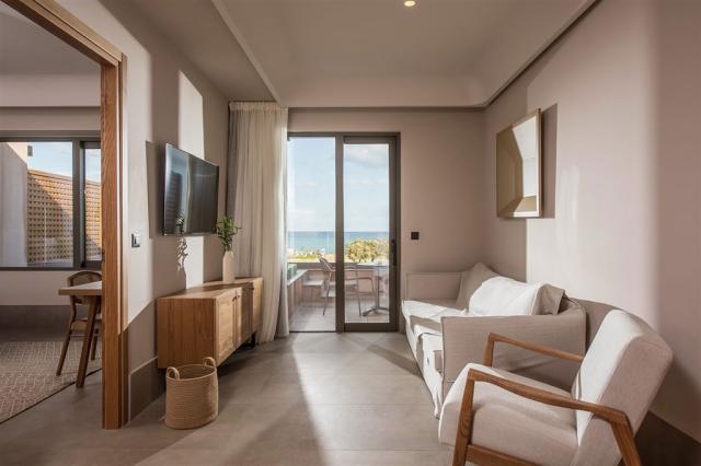 paralos-venus-suites-one-bedroom-suite-sea-view-private-pool-2.