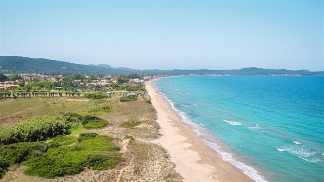 06-costa-botanica-endless-sandy-beach-in-corfu_72dpi.jpg
