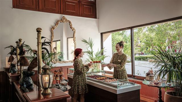 43-service-staff-grecotel-costa-botanica_72dpi.jpg