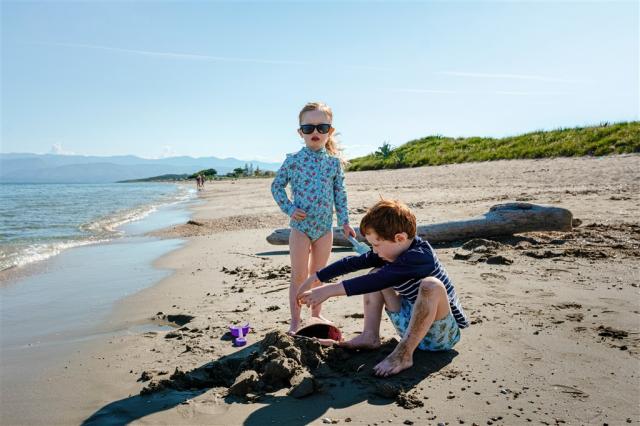 50-kids-playing-at-the-beach-costa-botanica-corfu_72dpi.jpg