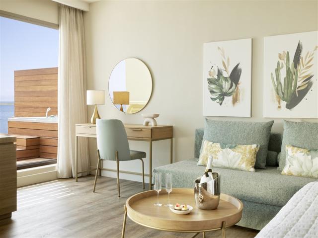 MarBella_Junior Suite Grand Terrace Whirlpool SV(2).jpg