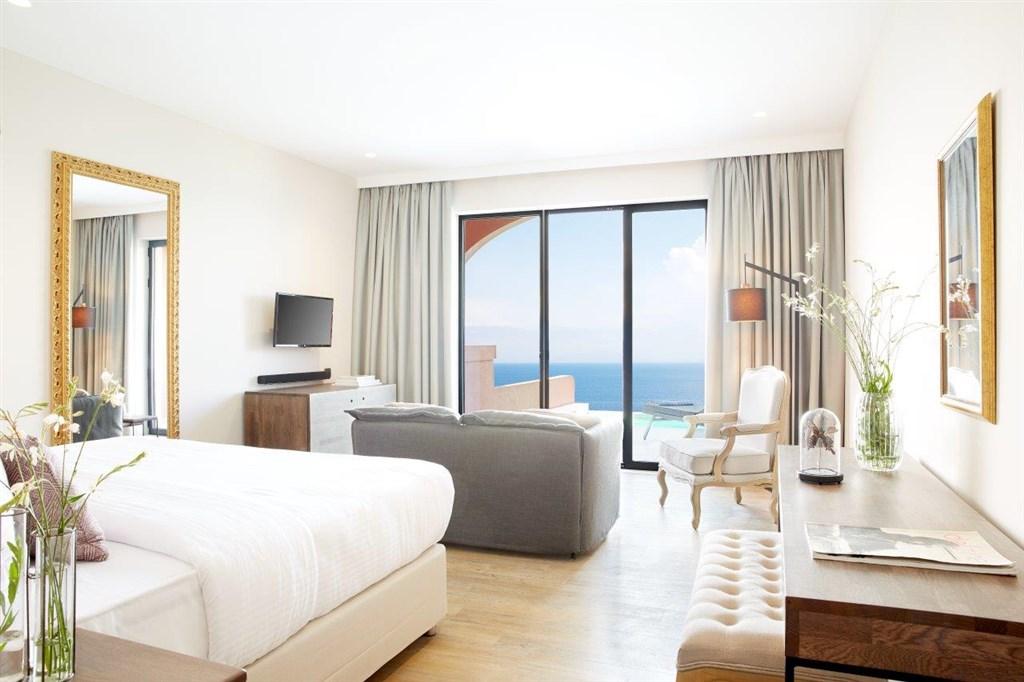 Deluxe Junior Suite Private use Pool_2.jpg
