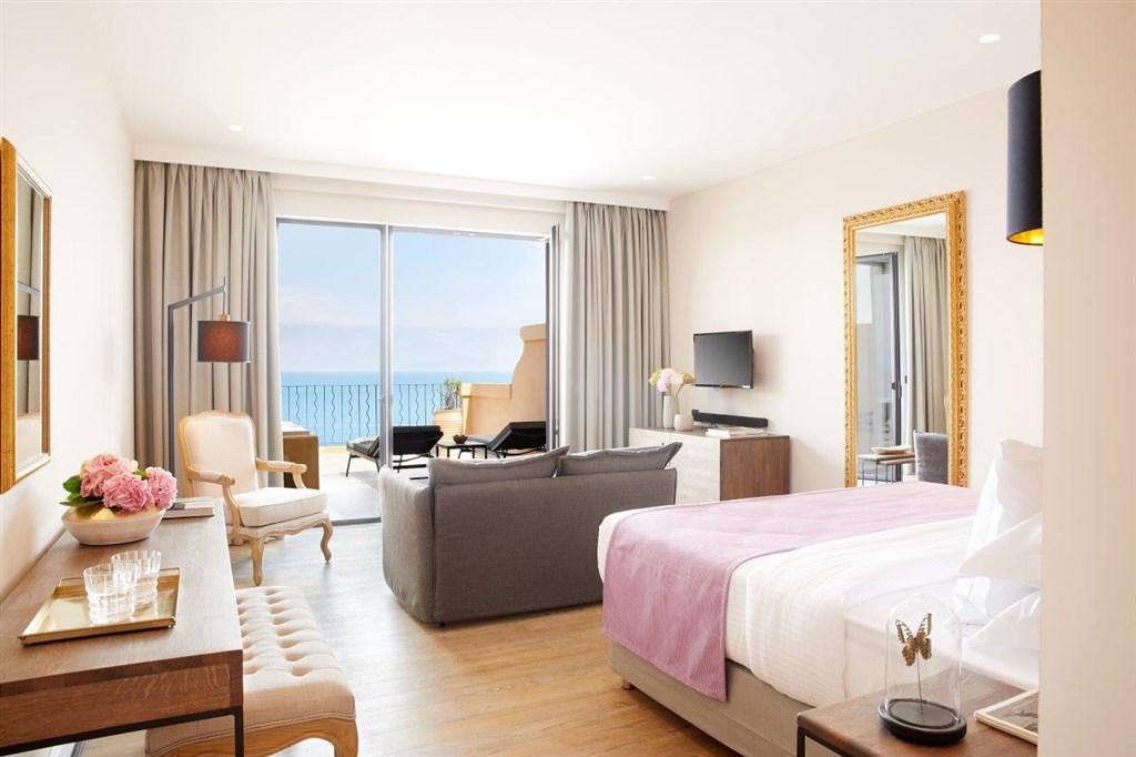 Deluxe Junior Suite Whirlpool.jpg