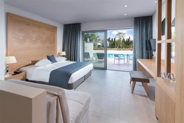blo-Junior-Suite-terrace-sea-view-and-sharing-pool.jpg