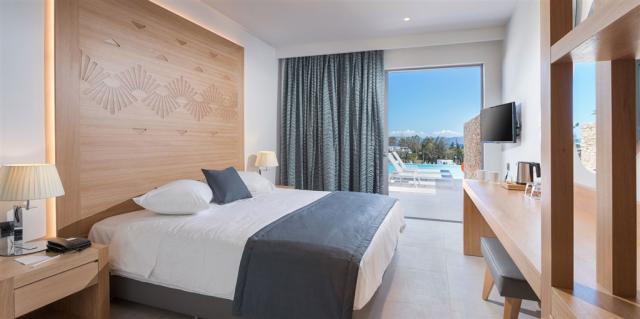 blo-Twin-sea-view-swim-up-0.jpg