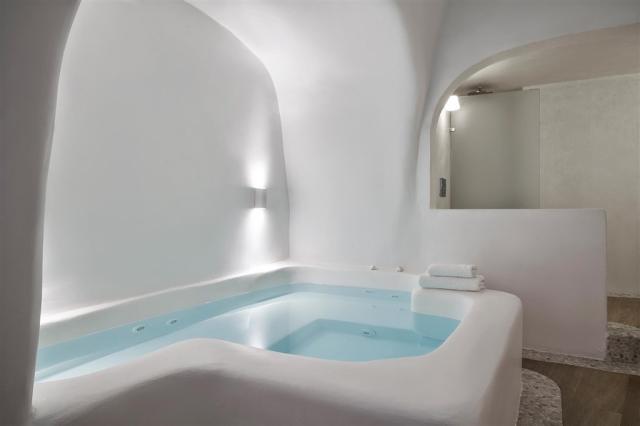 katikies-kirini-hotel-santorini-kirini-suite_0120.jpg