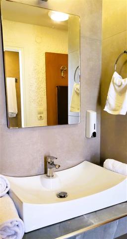 Shotels Sunset beach bath room 1.jpg