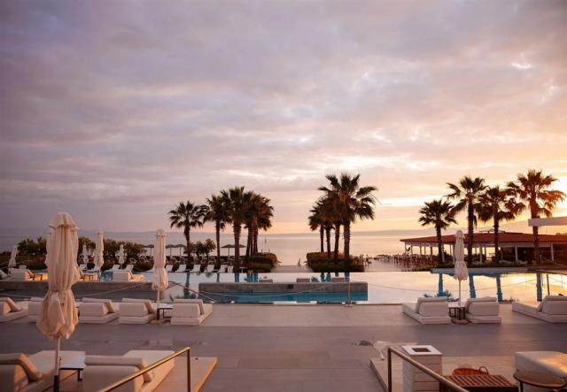 Best-Pool-Resorts.jpg