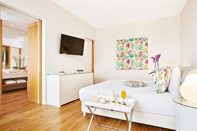 Ivory Junior Suite 02-large.jpg