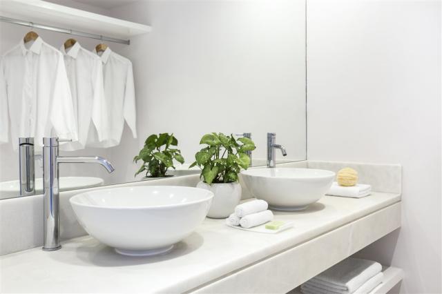 Ivory Suite Bathroom 01-large.jpg