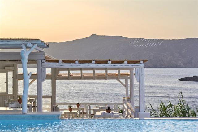 11-Mediterranean-dining-during-the-afternoon-with-a-view_72dpi.