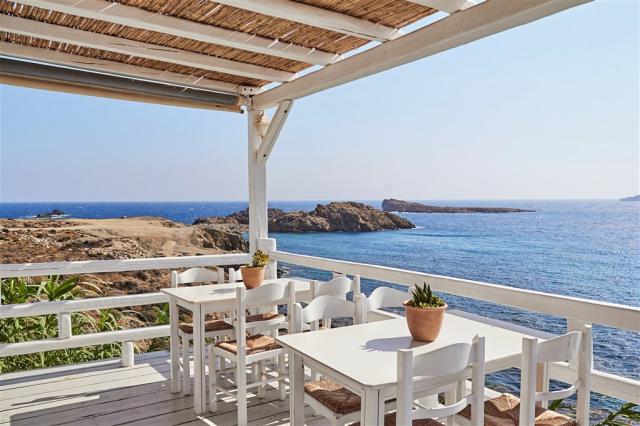 17-Dining-the-Greek-way-by-the-sea_72dpi.jpg