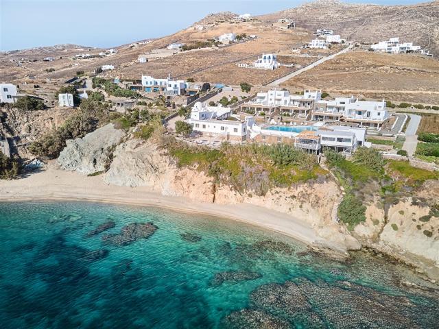 01-Beautiful-panoramic-views-of-the-private-beach_72dpi.jpg