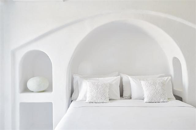 20-Classic-room-sea-view-bedding-and-whitewashed-details_72dpi.