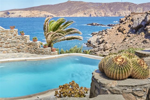 37-Island-vegetation-decorates-naturally-the-seawater-pool_72dp