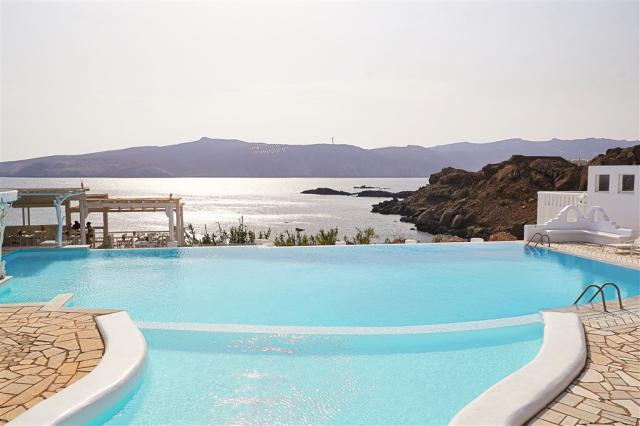 07-The-seawater-infinity-pool-overlooking-the-sea_72dpi.jpg