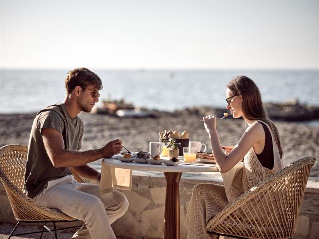Breakfast at Tamarisk beach front.jpg