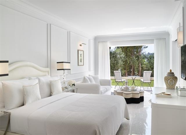 53-Z130_Boschetto-grand-family-suite-bedroom-and-living-area-ga