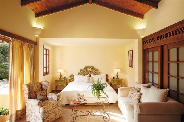 84-Deluxe-2-Bedroom-Seafront-Family-Bungalow-Suite-Master-Bedro