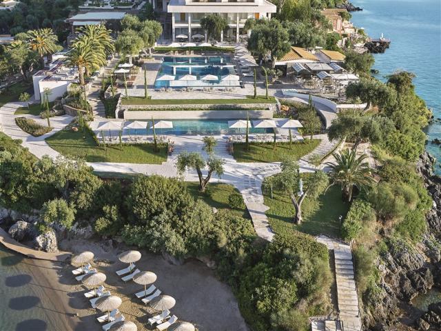 03-The-exclusive-hotel-lies-on-the-gorgeous-Kommeno-peninsula_c