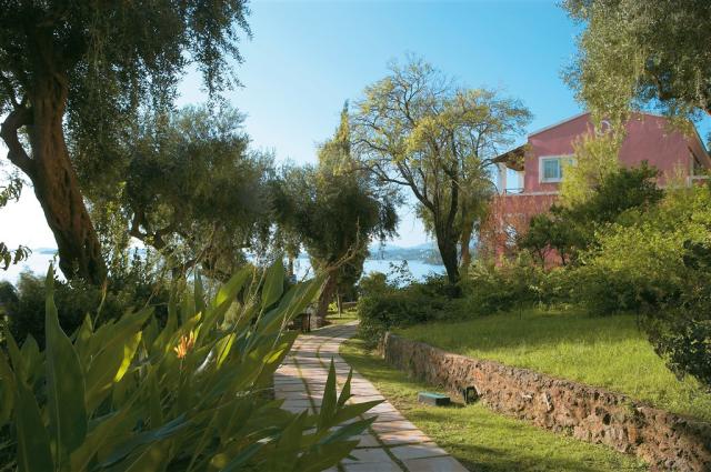 14-Luxury-Accommodation-among-Lush-Corfiot-Gardens_72dpi.jpg