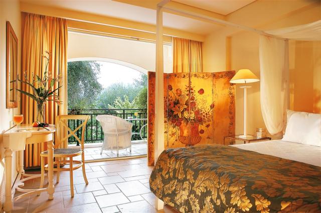 40-Deluxe-Bungalow,-Sleeping-area-with-romantic-canopy-bed_72dp