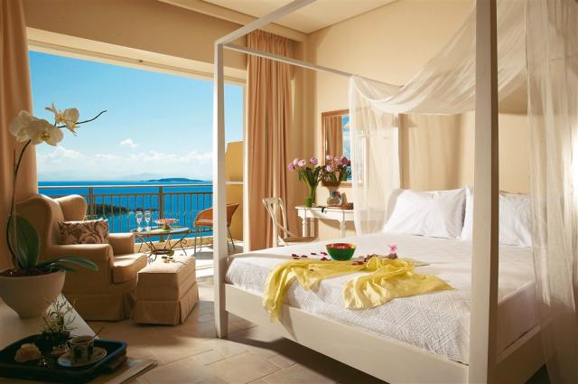 43-Superior-Panoramic-Guestroom,-Master-Bedroom_72dpi.jpg