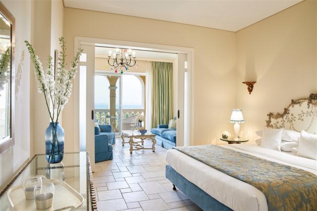 33-Palace-Suite,-Ultra-Stylish-Master-Bedroom_72dpi.jpg