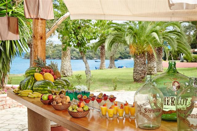 24-Enjoy-drinks,-snacks-and-meals-throughout-the-day_72dpi.jpg