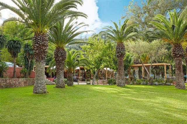 30-Daphnila-Bay-Thalasso-All-Inclusive-Dining-among-mature-gard