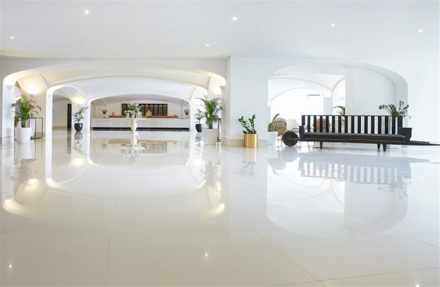 05-Beautifully-renovated-marbled-lobby-lounges_72dpi.jpg