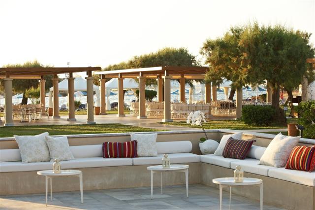 10-All-Inclusive-Dining-by-the-Beach_72dpi.jpg
