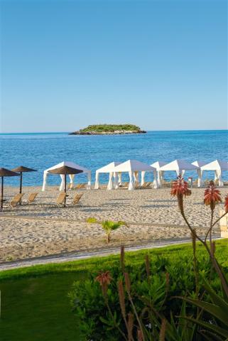 2-Meli-Palace-Dreamy-Seaside-Setting_72dpi.jpg