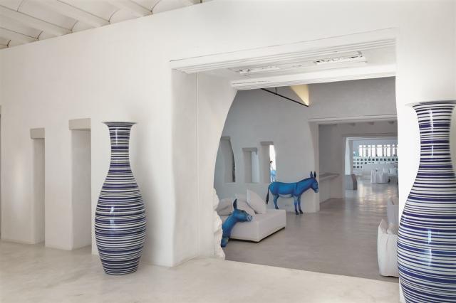 10.Blue-and-White-create-playful-contrasts.jpg