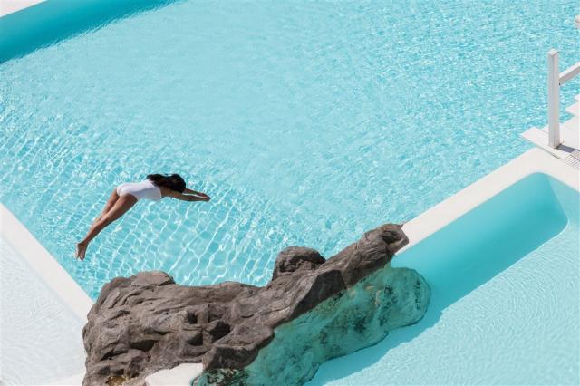 01-Z150_Infinity pool,-Dive-into-Blue_72dpi.jpg