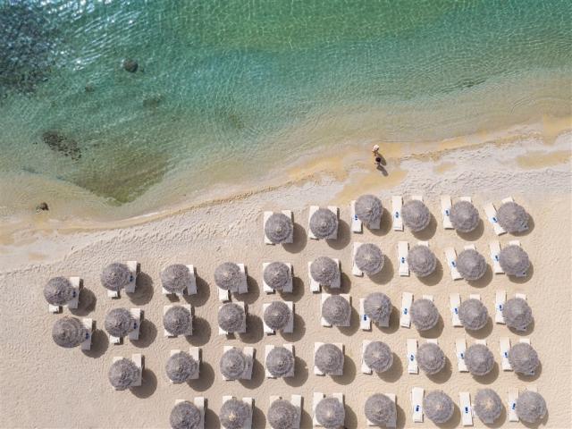 01-Z350_Psarou,-the-World-Famous-Beach-of-Mykonos-Blu_72dpi.jpg