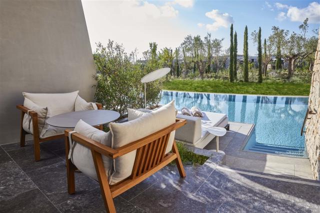 Fabulous Infinity swim up room_exterior_0790.jpg