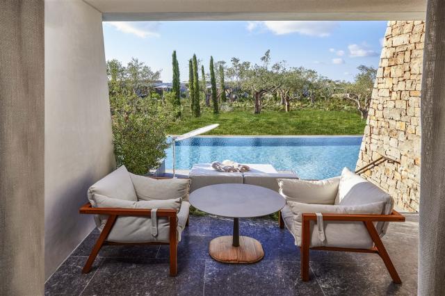 Fabulous Infinity swim up room_exterior_0791.jpg
