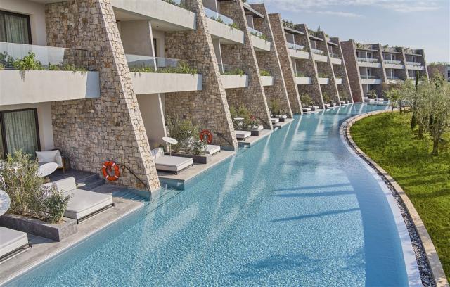 Swim-up rooms exterior_PT.jpg