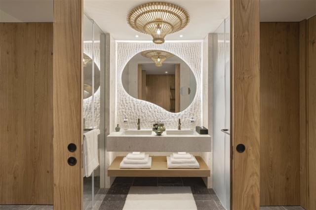 Room bathroom.jpg