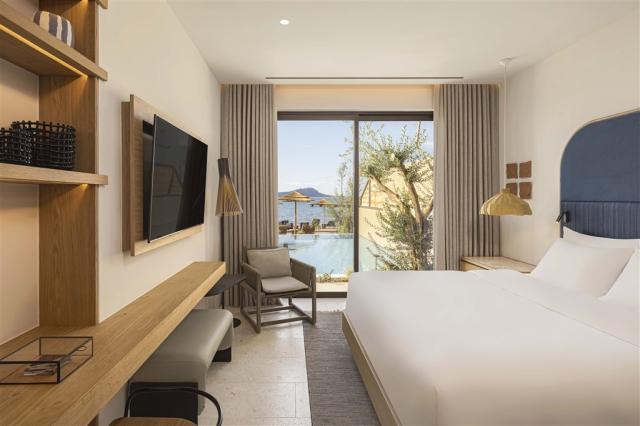 WOW Beachfront Infinity Villa_master bedroom.jpg