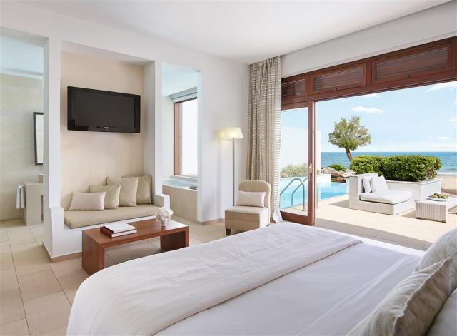 31-Luxury-2-Bedroom-Beach-Villa,-Master-Bedroom_72dpi.jpg