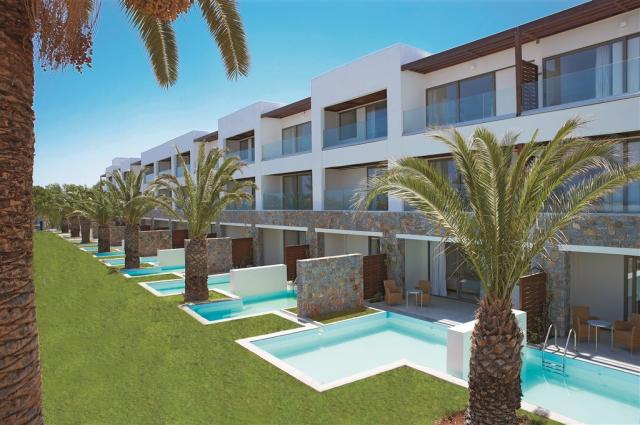 77-Family-Suites-among-spacious-gardens-and-private-pools.jpg